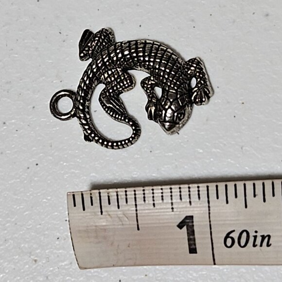 Small Vintage Silver Plated Lizard Pendant Charm Detailed Design DIY Jewelry - Picture 3 of 3